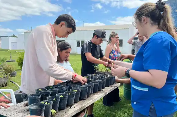 El Centro de Día del barrio 30 de Mayo y el CAPS San Cayetano recibieron plantines de temporada