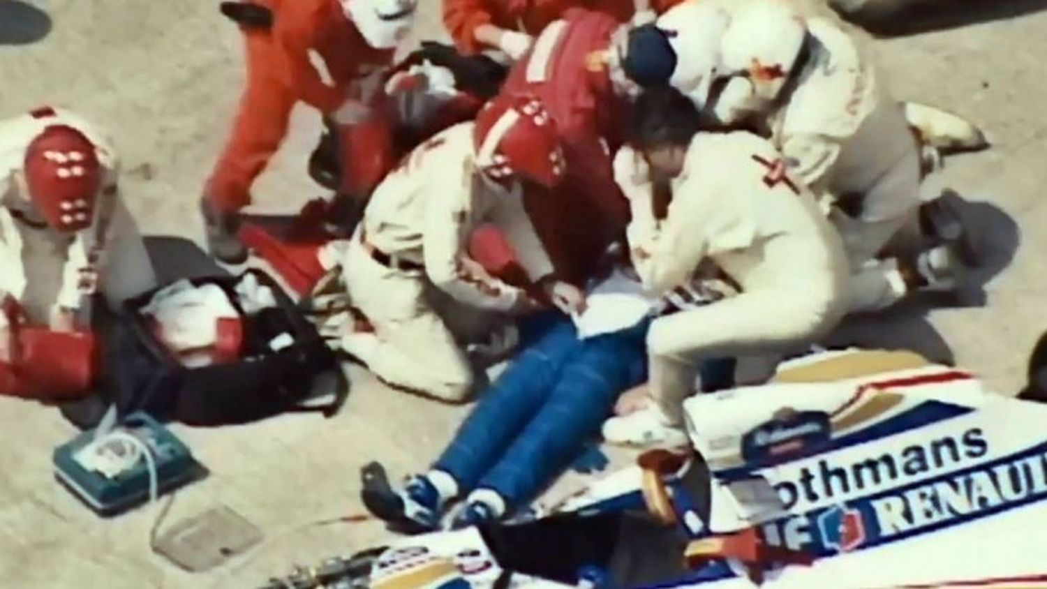 Senna siendo atendido en Imola