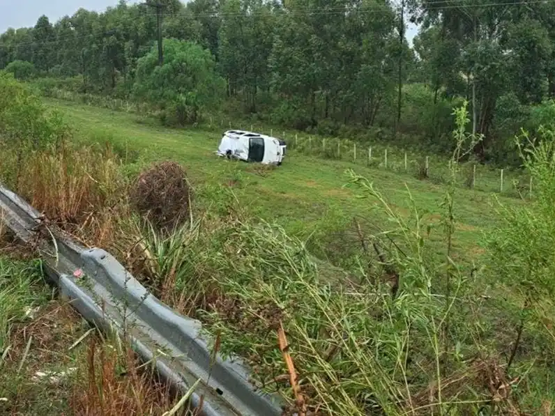 Un conductor despistó de Ruta Nº 14 y volcó en la banquina tras pasar sobre un “espejo de agua”