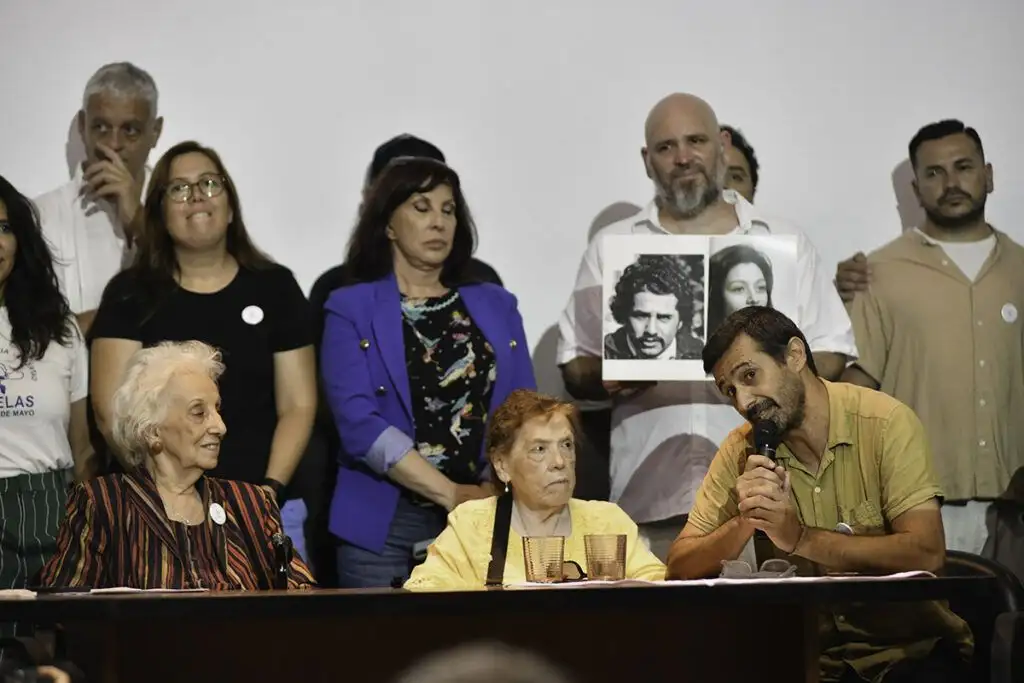 Ramón en la conferencia de prensa junto a Estela de Carlotto.