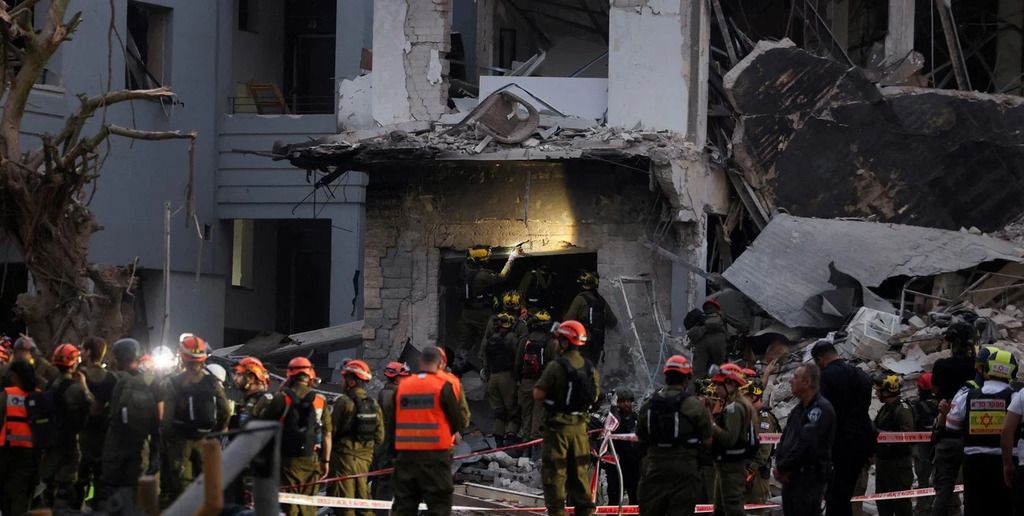 Personal de emergencia trabajando a destajo en Tel Aviv. Reuters