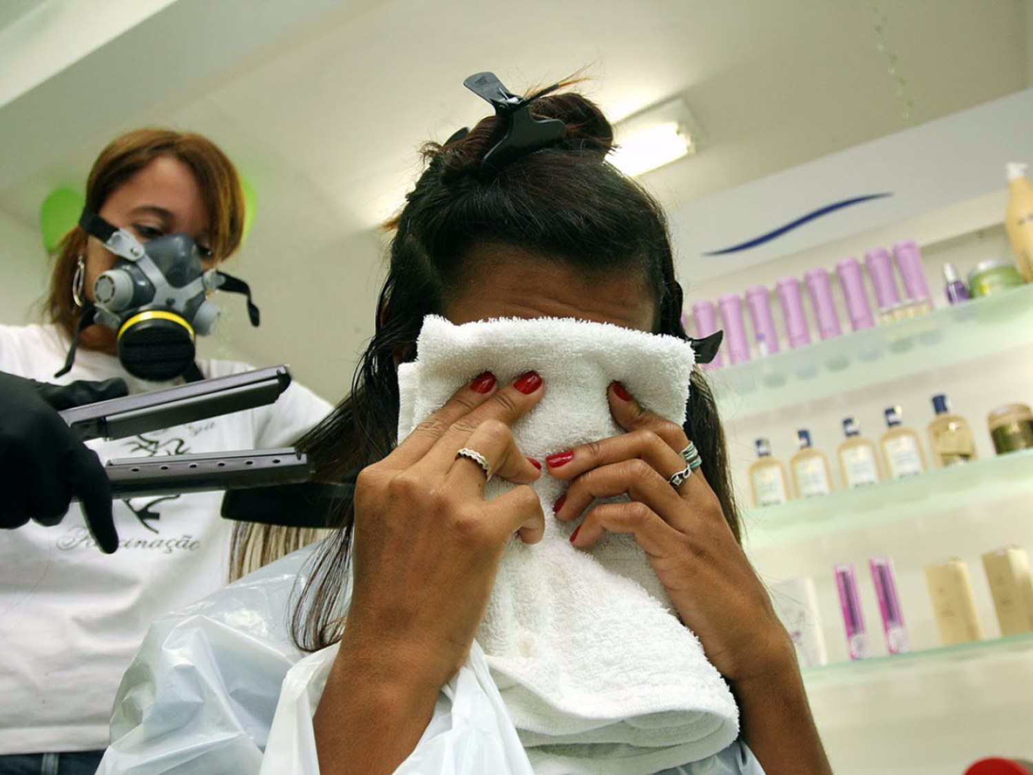Procesan a un peluquero por utilizar formol para alizar el pelo
