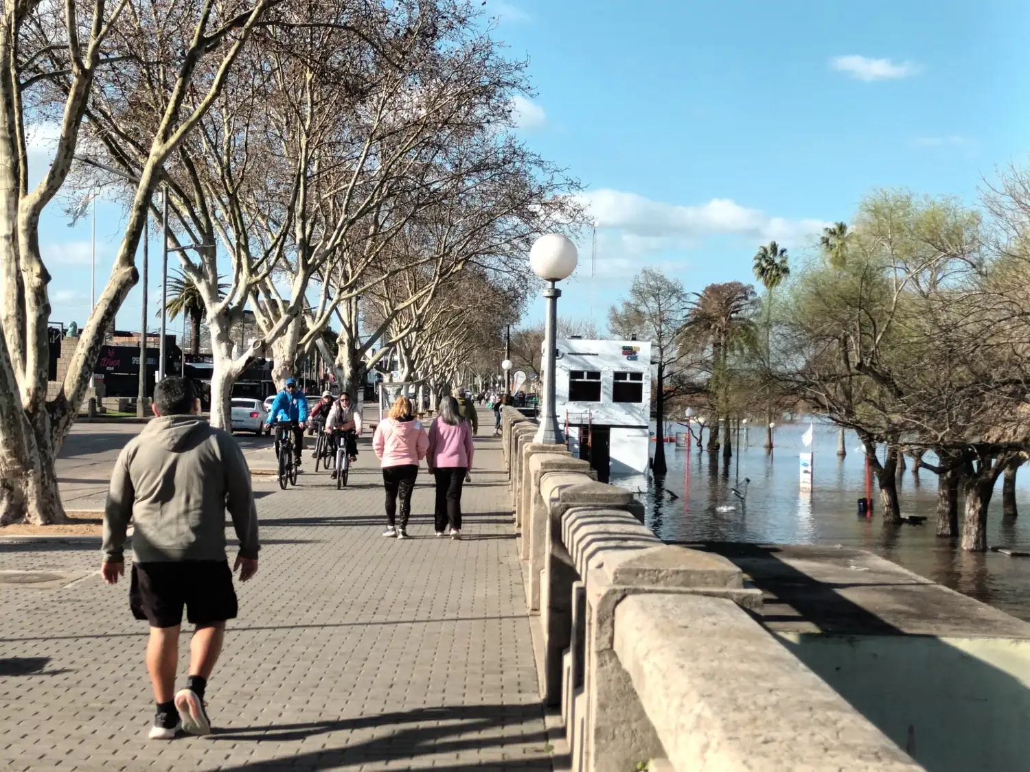 El sol y el cielo despejado acompañan el frío en el cierre del fin de semana en la ciudad