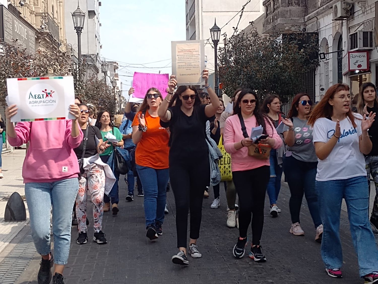 Trabajadores de discapacidad marchan hoy en San Nicolás. Foto: El Norte