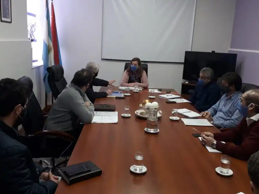 Reunión en Paraná. A la derecha de Benítez, Maradey y García 