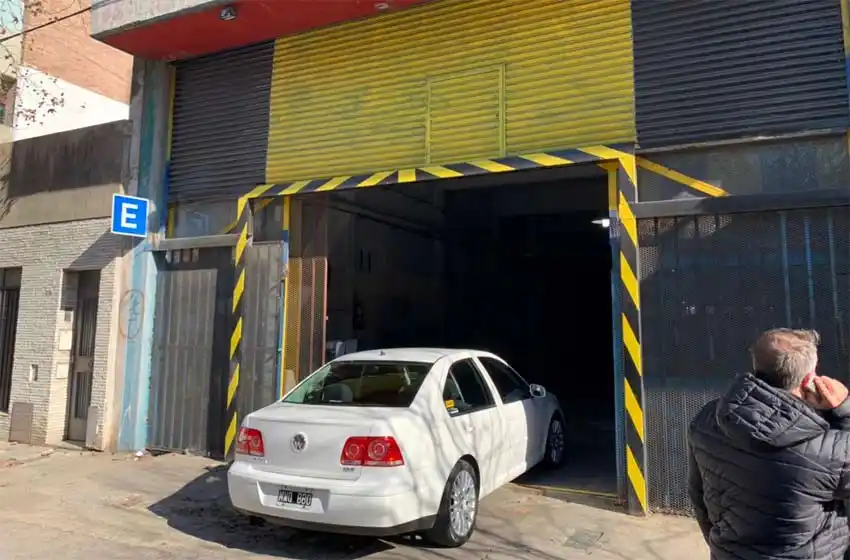 Violento asalto: robaron tres autos de una cochera en barrio Echesortu y ataron a su empleado