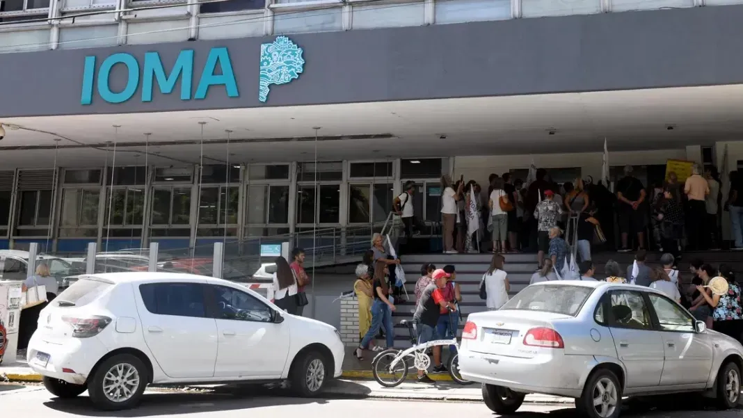 Denuncian sobreprecios en el IOMA y exigen explicaciones al gobierno de Kicillof