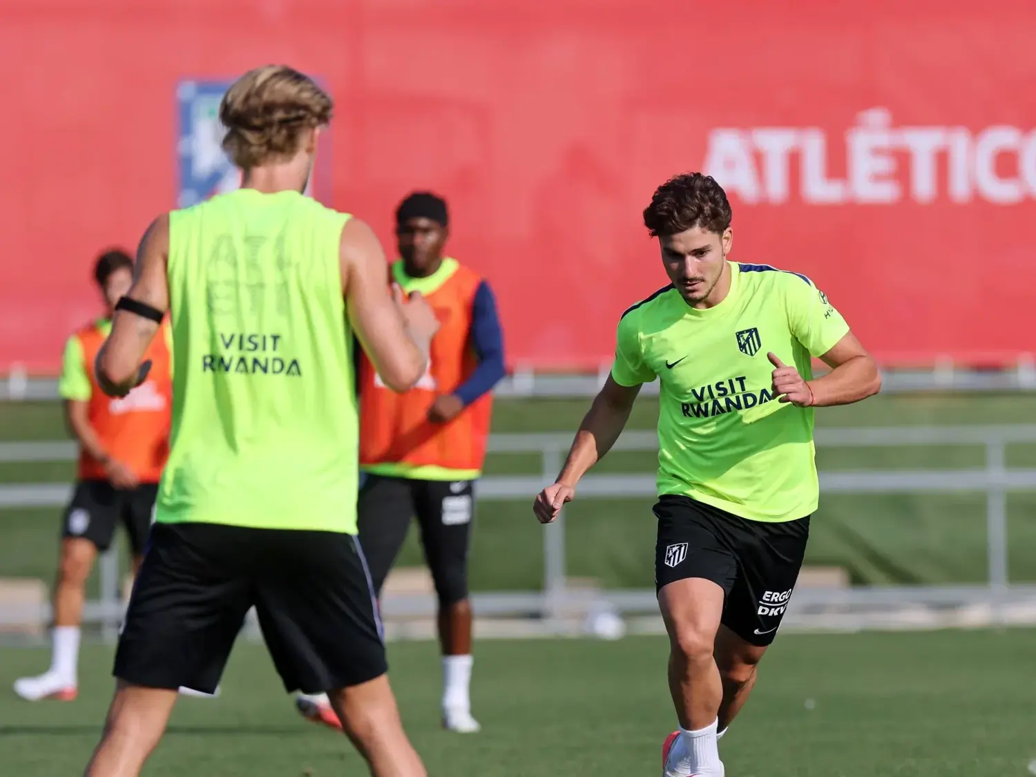 Julián Álvarez volvió a entrenarse con el Atlético en medio de la tensión por Barcelona