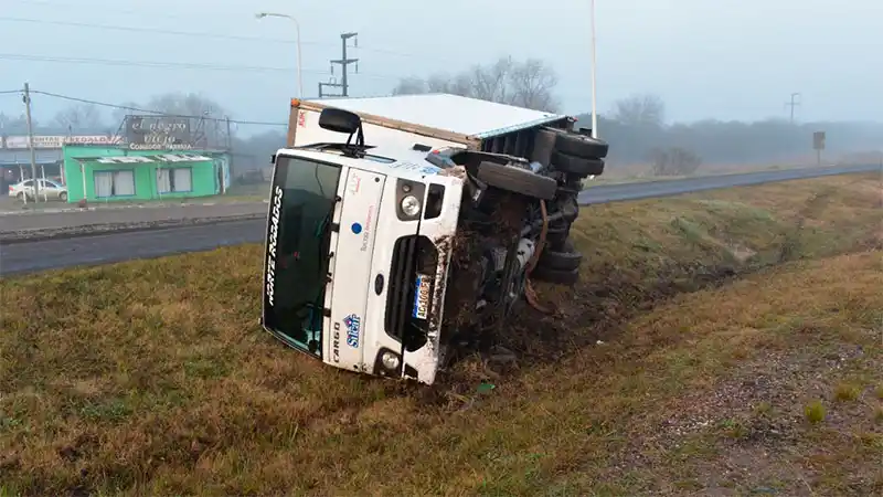 Video: Así despistó y volcó un camión bajo la densa niebla esta mañana