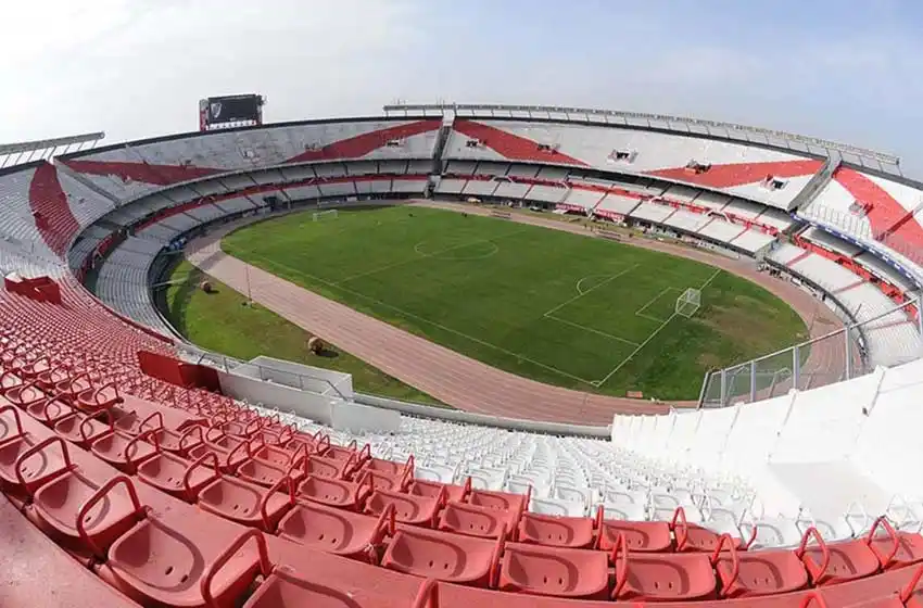 El Monumental amaneció con pintadas
