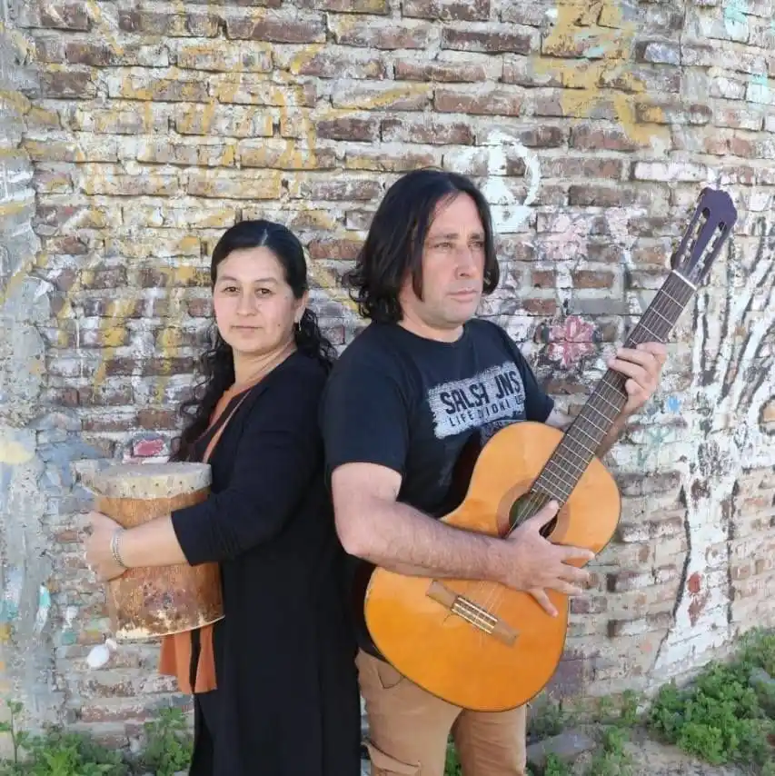 El dúo "Misión Camila" presenta un canto de lucha y resistencia indígena