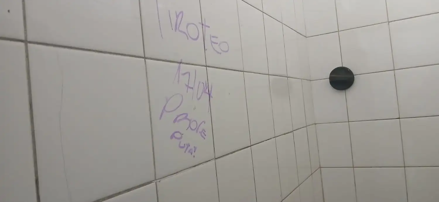 Una de las pintadas en el baño de varones.
