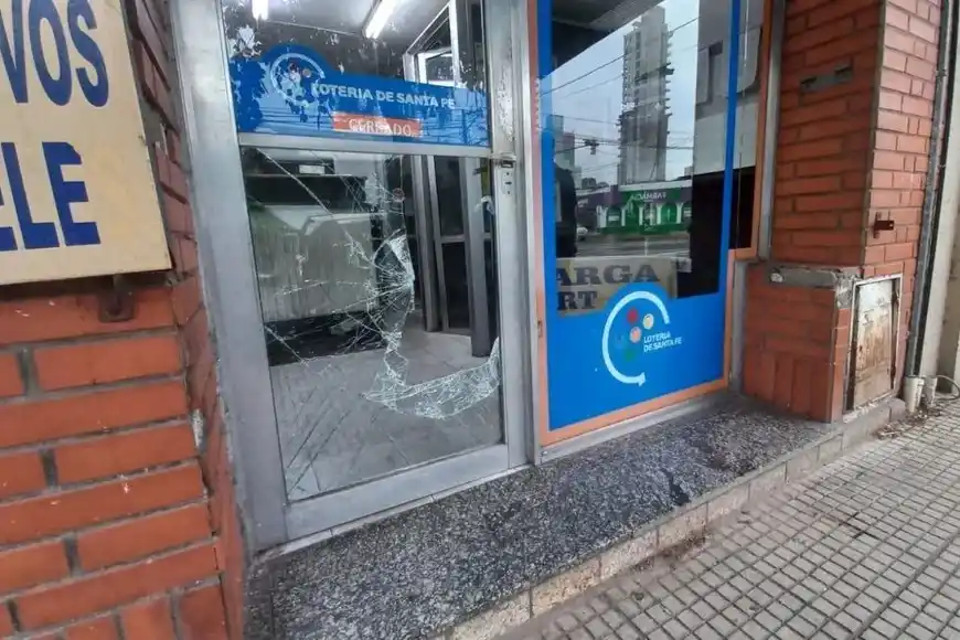 El comerciante encontró que uno de los vidrios de la agencia había sido roto con un piedrazo.