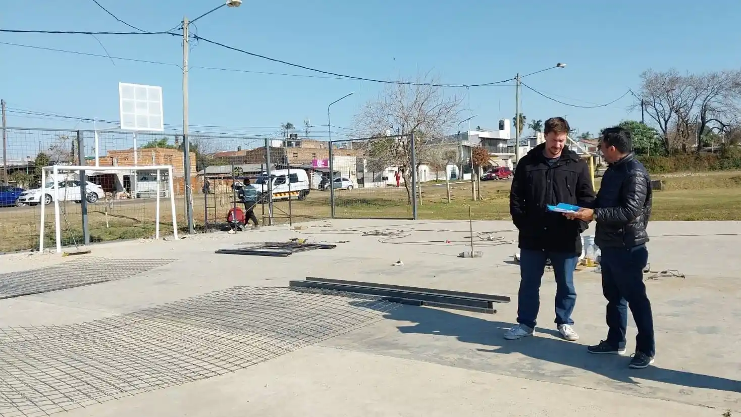 Avanza la puesta en valor del playón deportivo en el barrio General Lamadrid