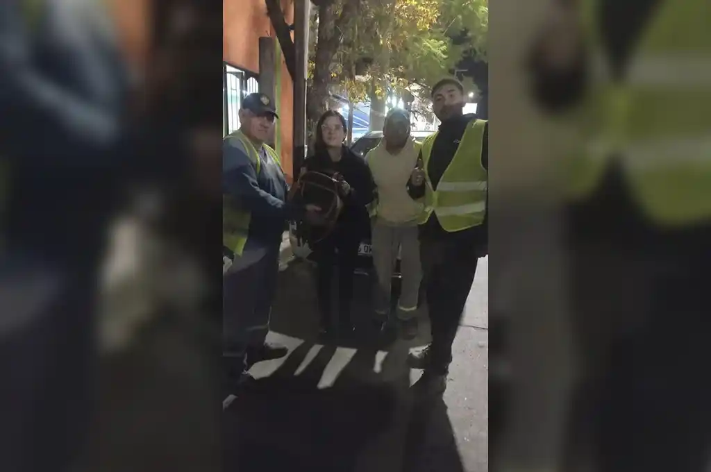 Un grupo de trabajadores municipales encontró un bolso con dinero y lo devolvió a su dueña