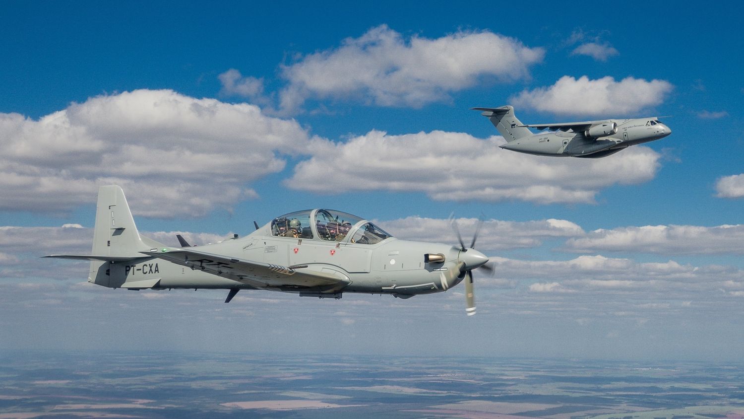 El A-29N inicia ensayos en vuelo con aviónica OTAN; mientras que el KC-390 consolida su despliegue europeo. Foto: Embraer