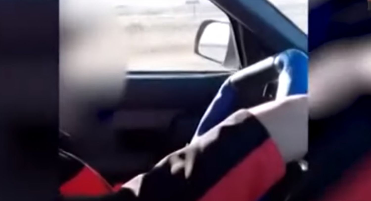 Video: Tiene diez años y su padre le enseña a manejar en plena ruta