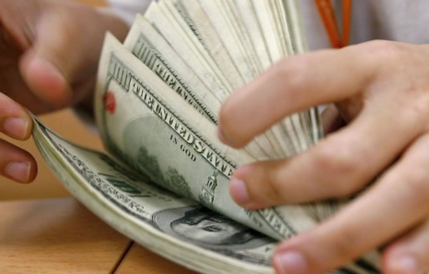 Bajó el dólar oficial tras liquidación de divisas de empresas cerealeras