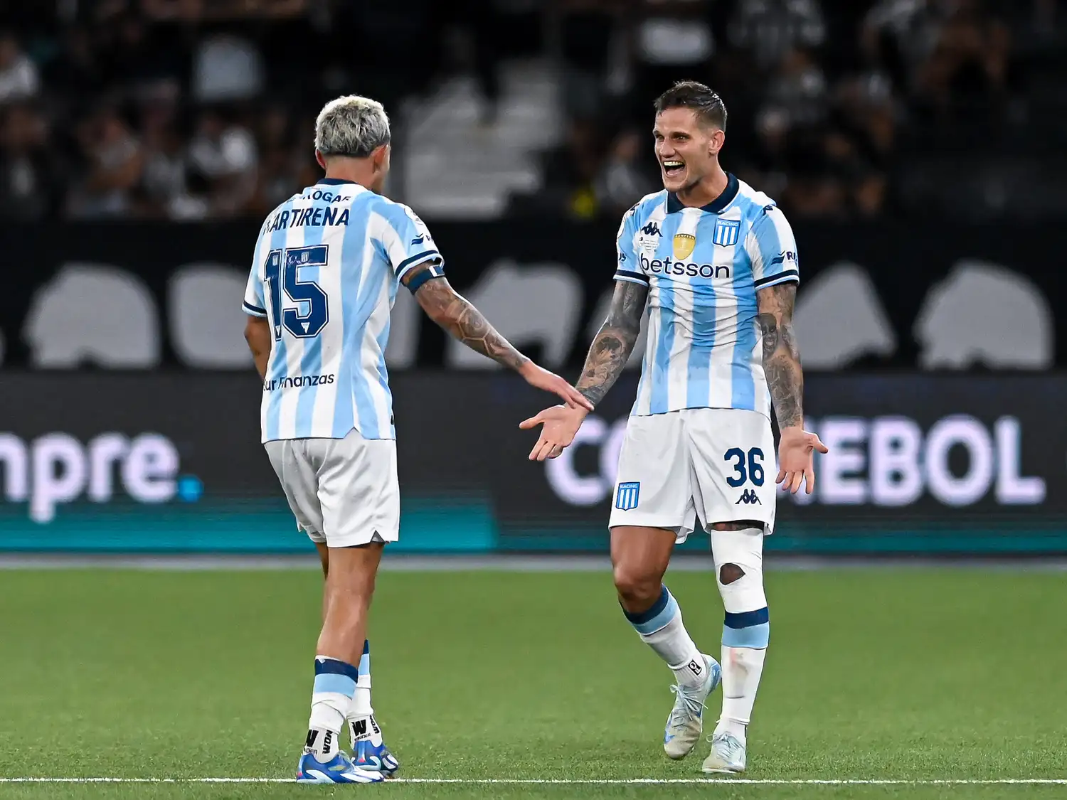 Martirena y Zuculini, a punto de fundirse en un abrazo.
