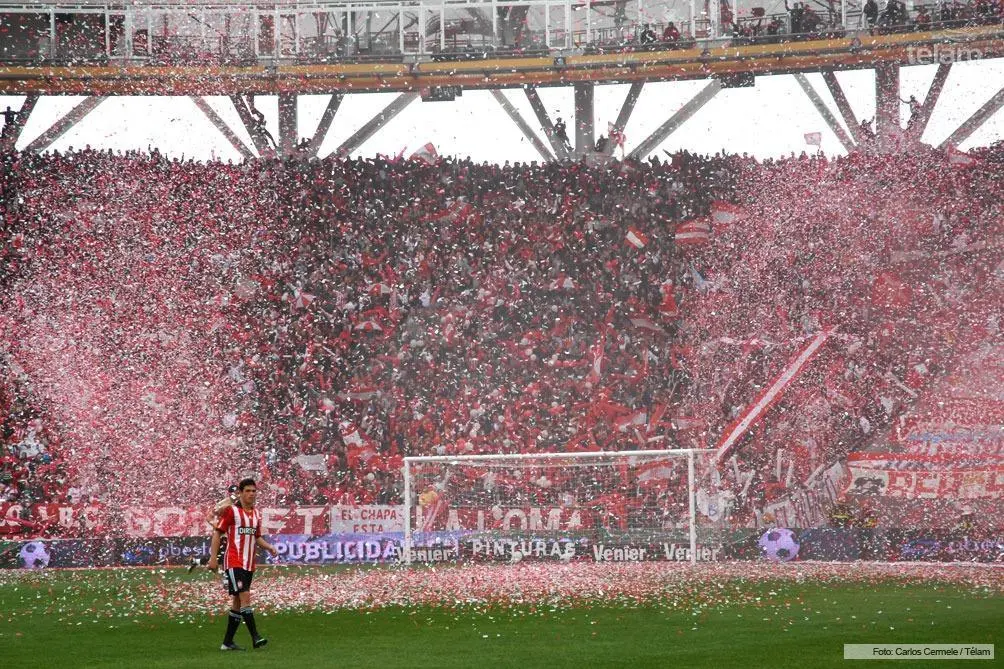 Un enfrentamiento entre hinchas de Gimnasia y Estudiantes dejó tres heridos