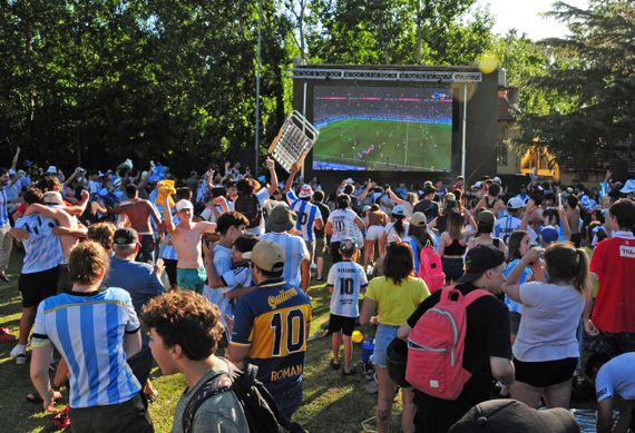 La fiesta del pase a cuartos en la Isla del Lago