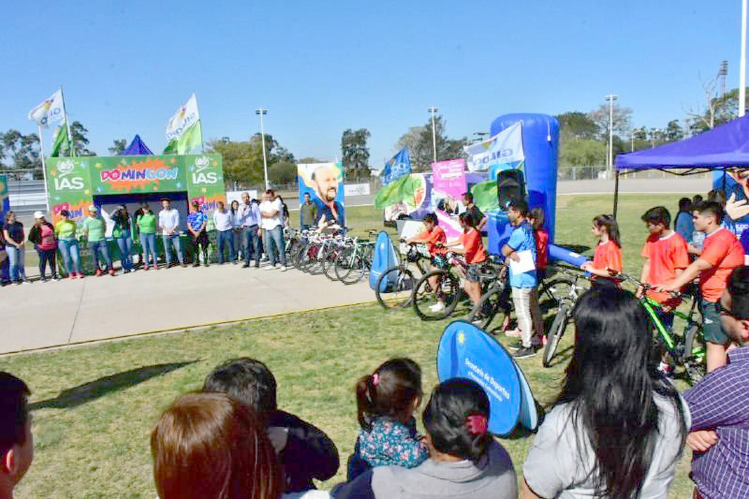 El Gobierno provincial entregó siete
rodados a la Escuela de Ciclismo