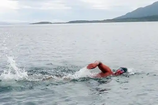 Un argentino cruzó a nado las frías aguas del canal de Beagle