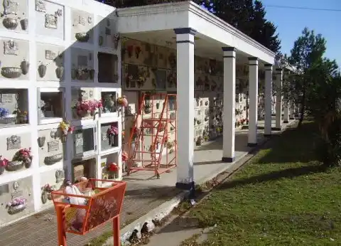 Coronel Rosales: Tiros y trompadas en el cementerio mientras enterraban a un familiar