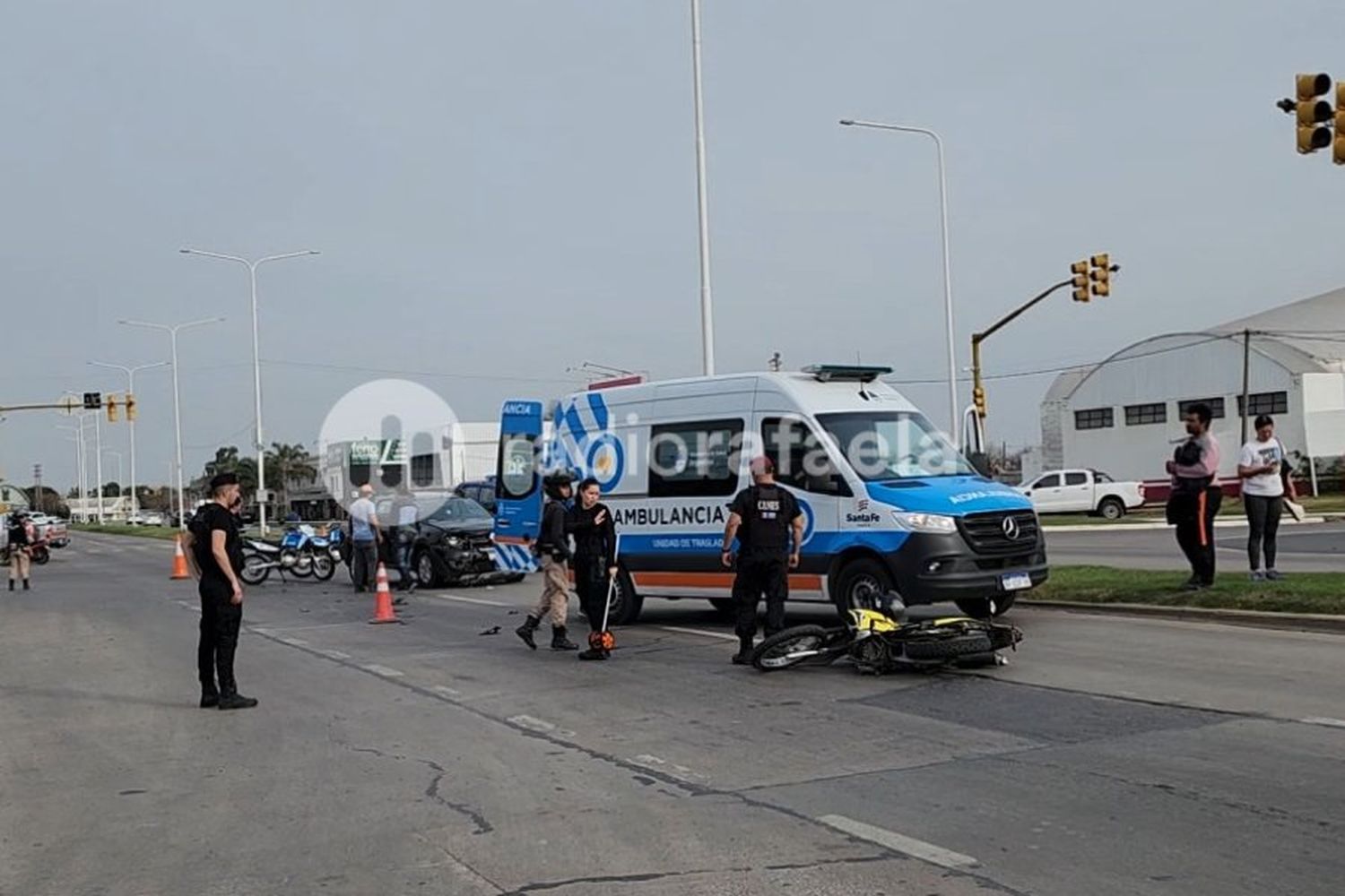 Una de las partes ignoró el semáforo en rojo y cruzó: terminó en accidente