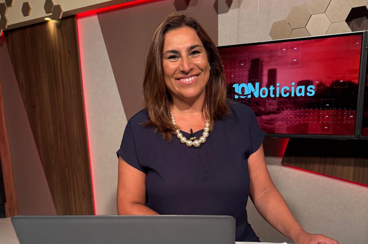 Desde 2004 que Mariana Gérez conduce el noticiero de Canal 10.