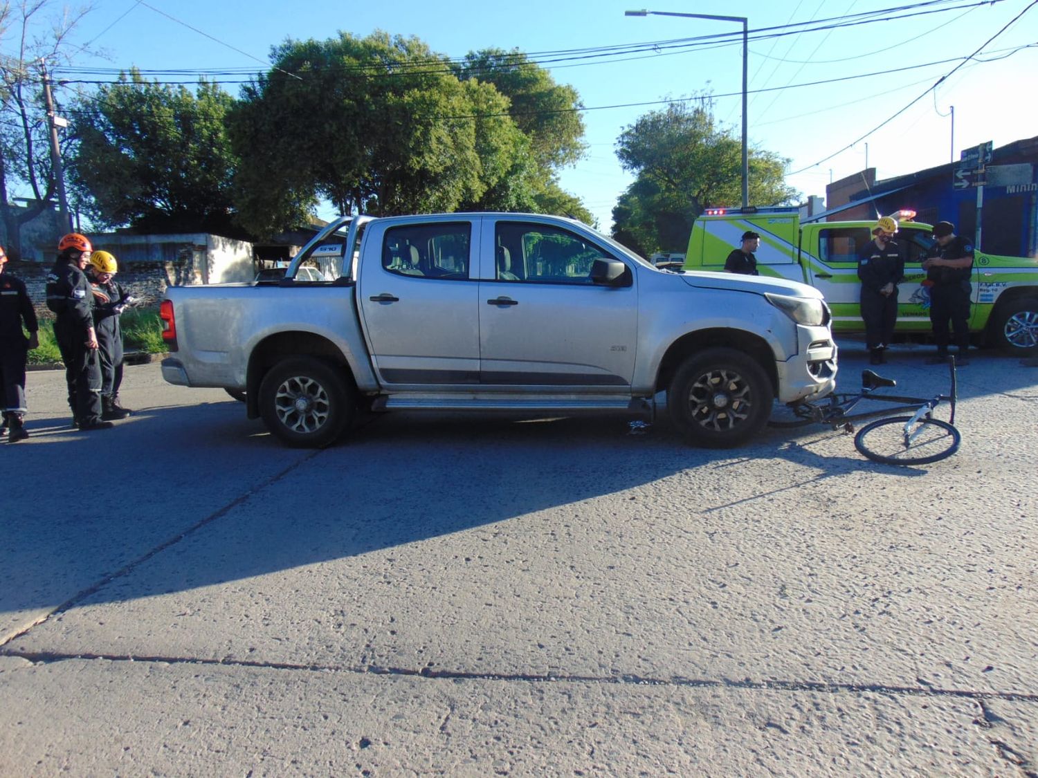 choque entre camioneta y bici - 1