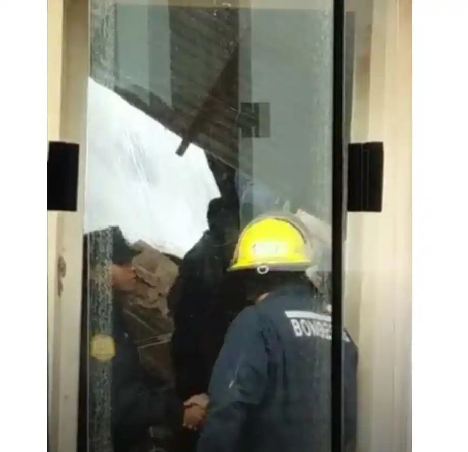 El derrumbe parcial de un edificio puso en riesgo la vida de cuatro obreros