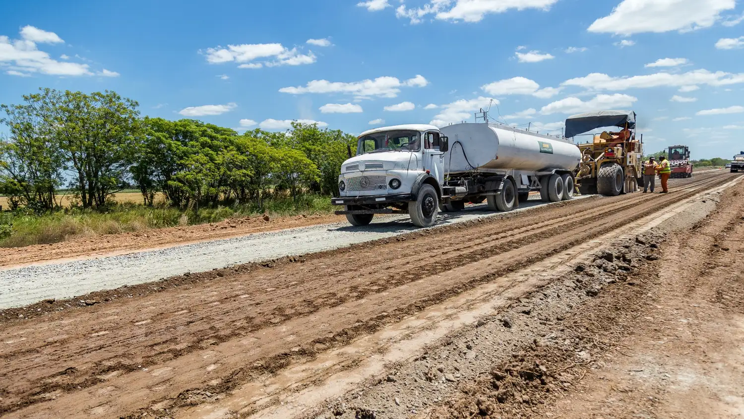 Repavimentan la ruta 10 que une Felicia y Sarmiento
