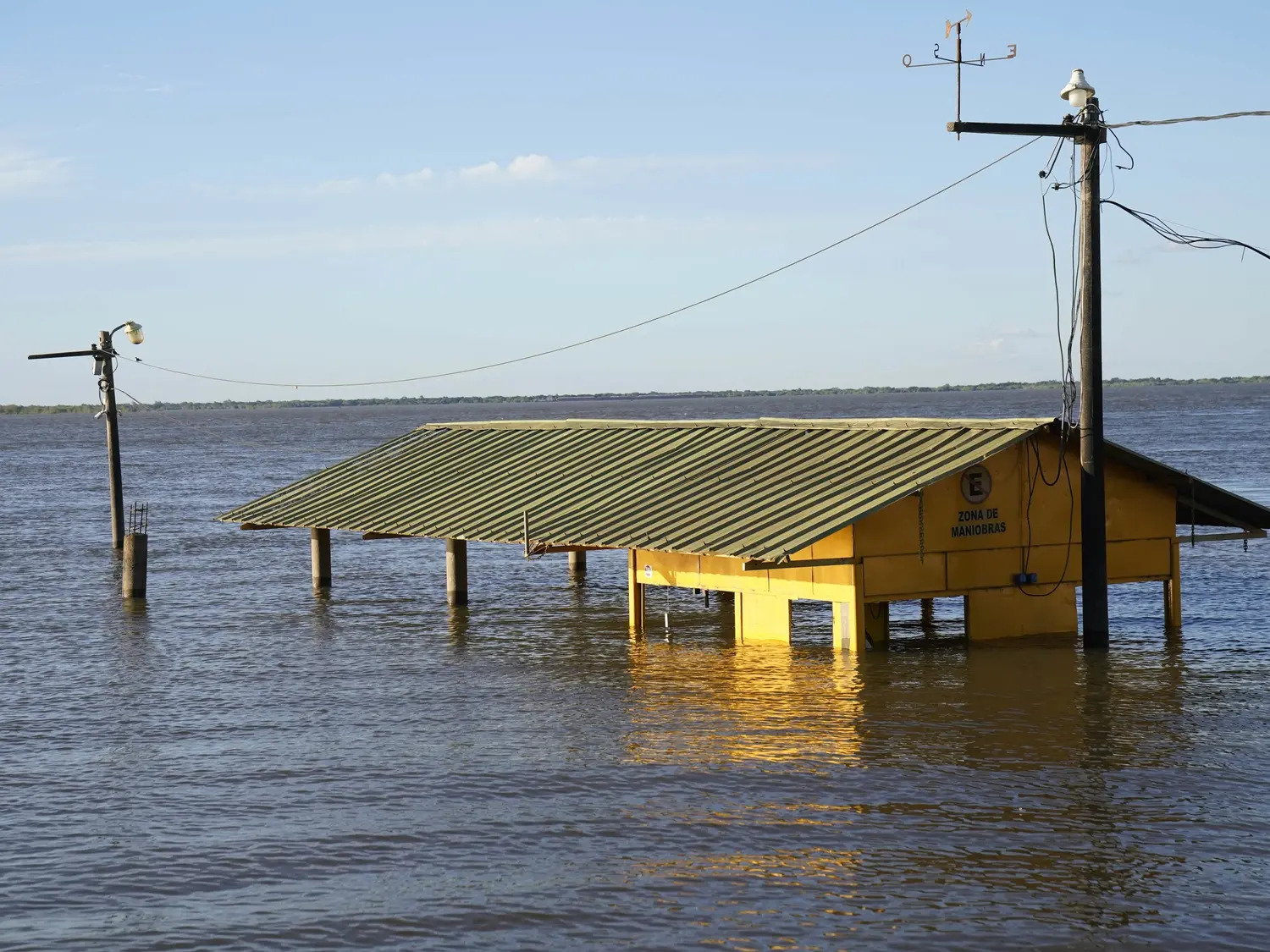 Crecida del río Paraná destruyó un terraplén y provocó inundaciones en Paso de la Patria