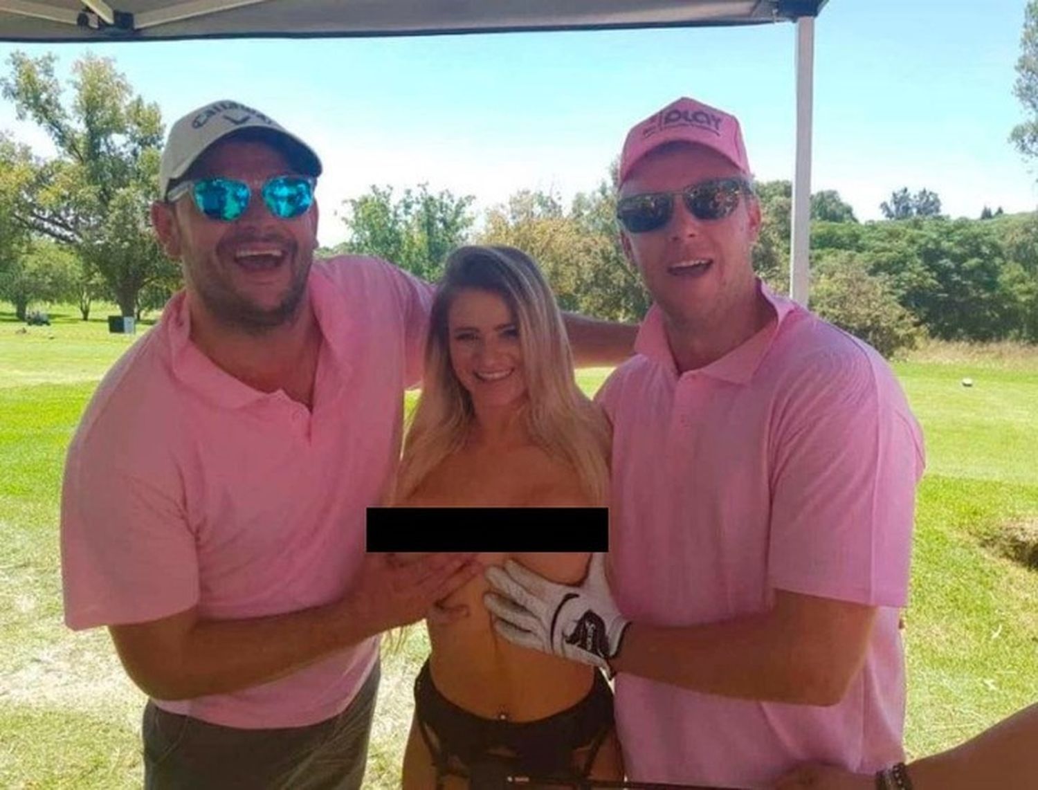 Indignación por un torneo de golf con mujeres caddies desnudas