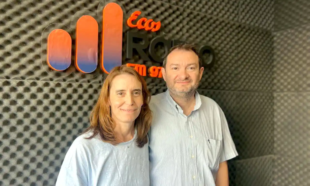 Fernanda Altamiranda y Andrés Dambolena. En las instalaciones de Ecos Radio.