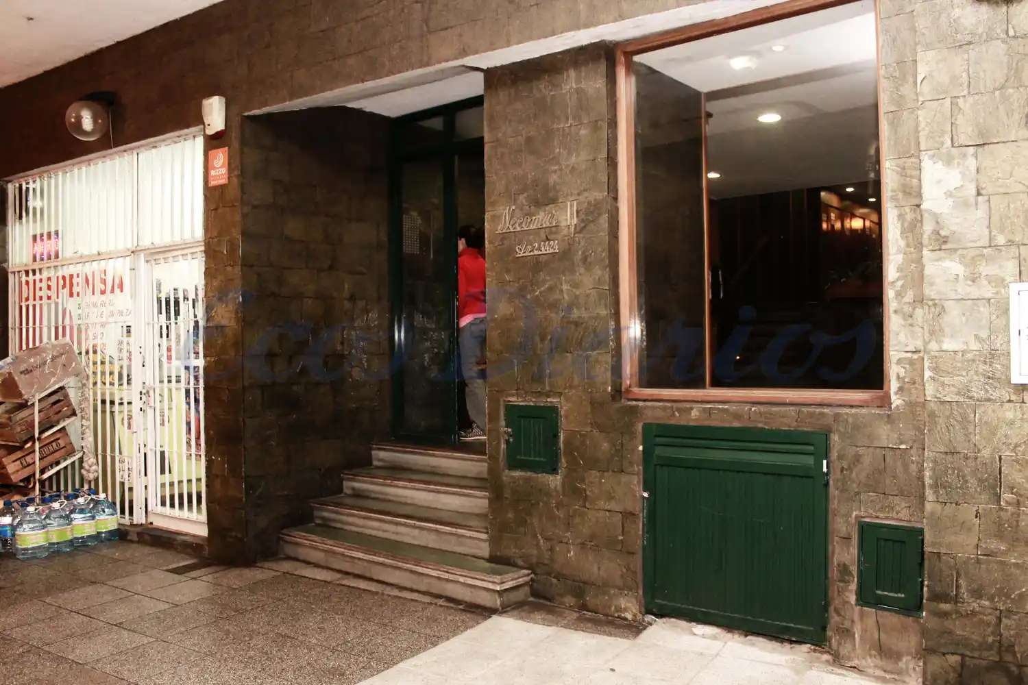 Robaron en un departamento del quinto piso y se llevaron un auto