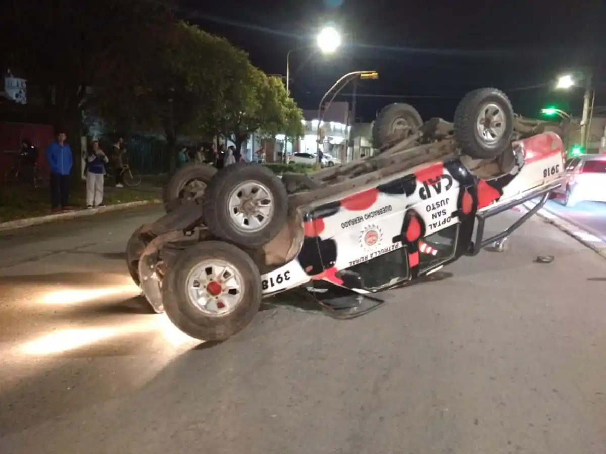 Tumbó un móvil de la CAP luego de chocar con una Partner