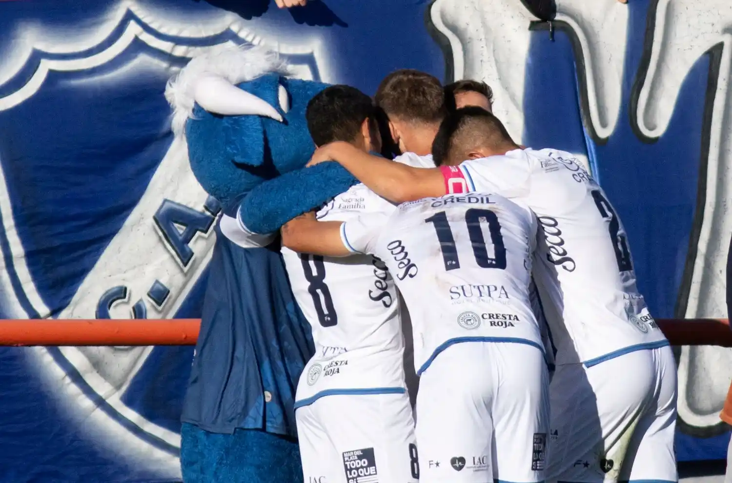 Todos abrazan a Oscar Belinetz, autor del gol del triunfo.