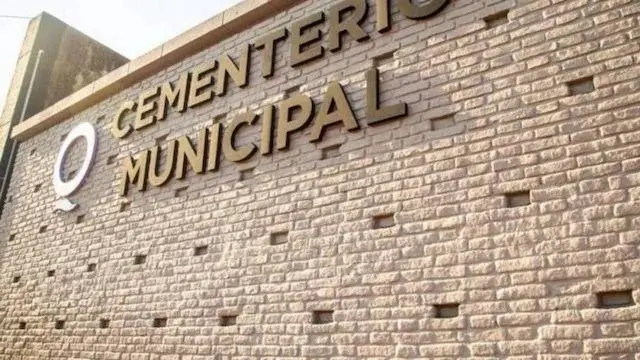 Los empleados de la morgue del cementerio recibieron al hombre con el cadáver.