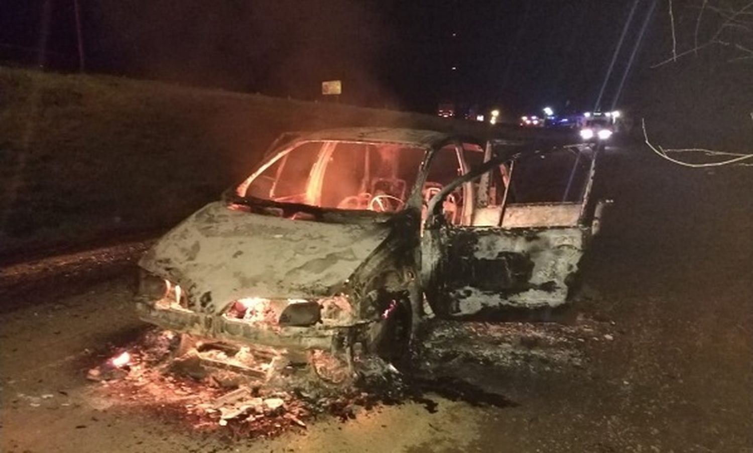 Un auto ardió en la Ruta 12 y quedó destruido