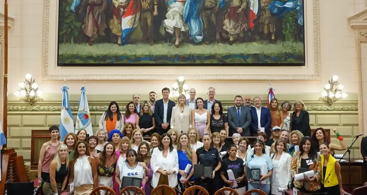 Las mujeres reconocidas y los diputados que las eligieron en el final del acto ayer en Diputados. Foto: Cámara de Diputados.