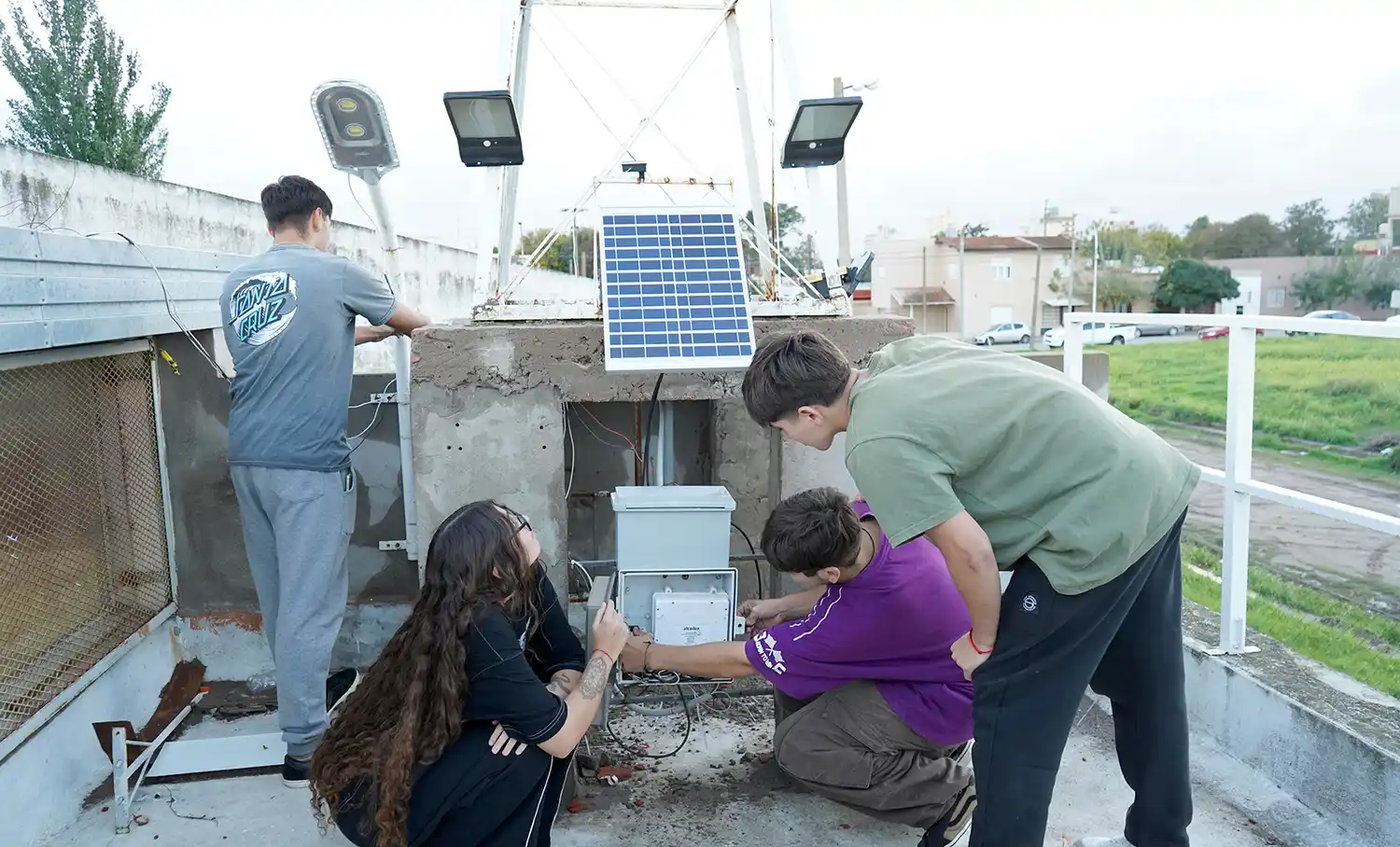 Equipo. Instalaron los alumnos para dar luz con energía renovable