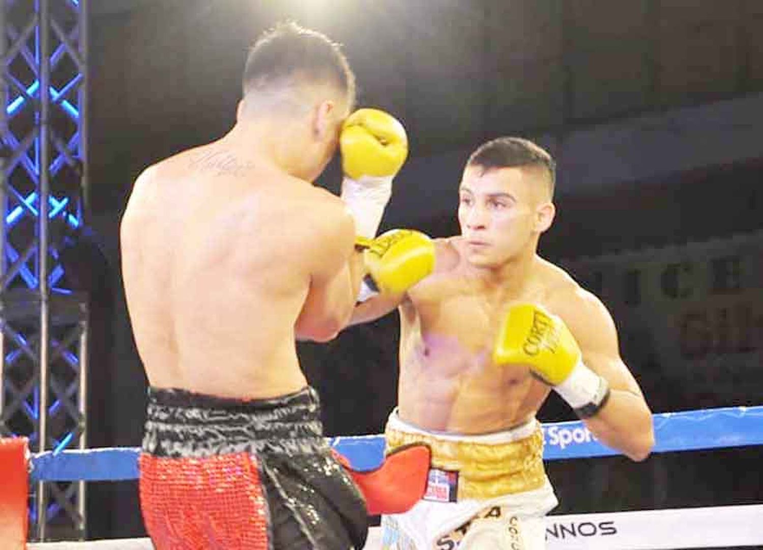 Jorge “Picante” Bermúdez va ante José Sánchez en la pelea de fondo