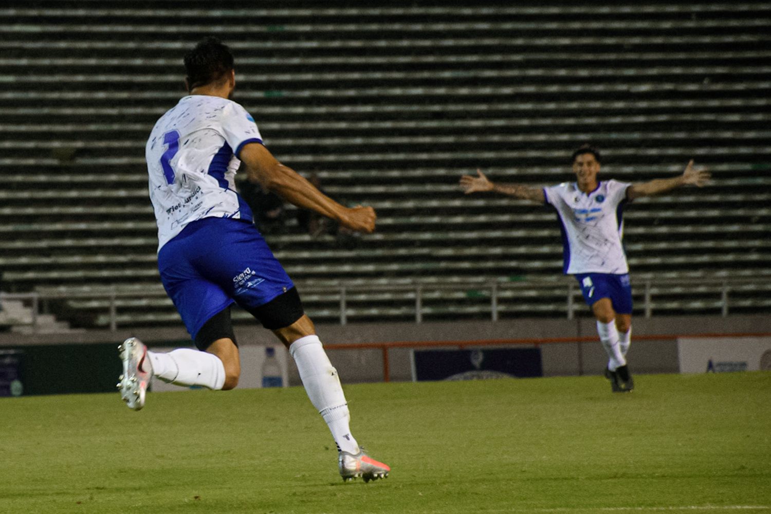 Alvarado goleó en casa y Fernández logró su primer triunfo