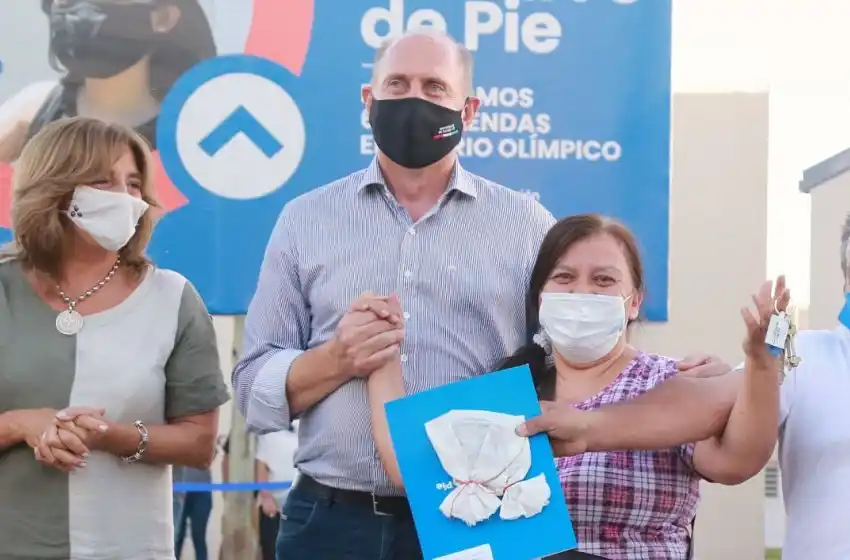 Perotti entregó viviendas en Rosario: «Con la casa propia se empieza a escribir otra historia en cada familia»