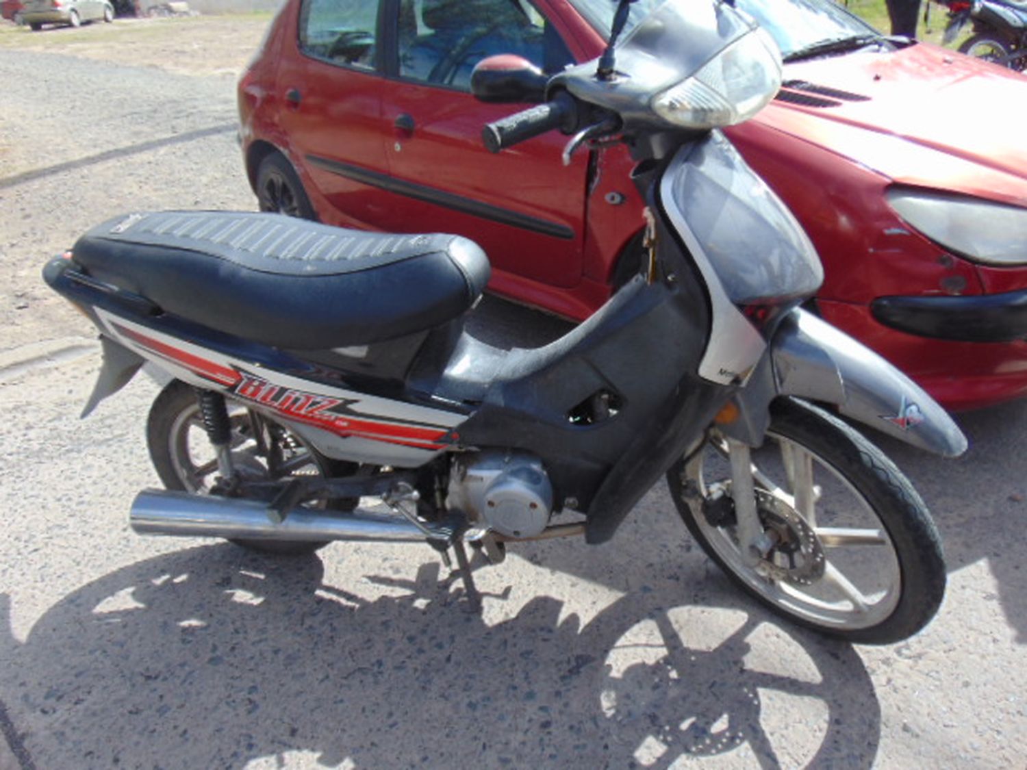 Fuerte choque entre un auto y una moto.