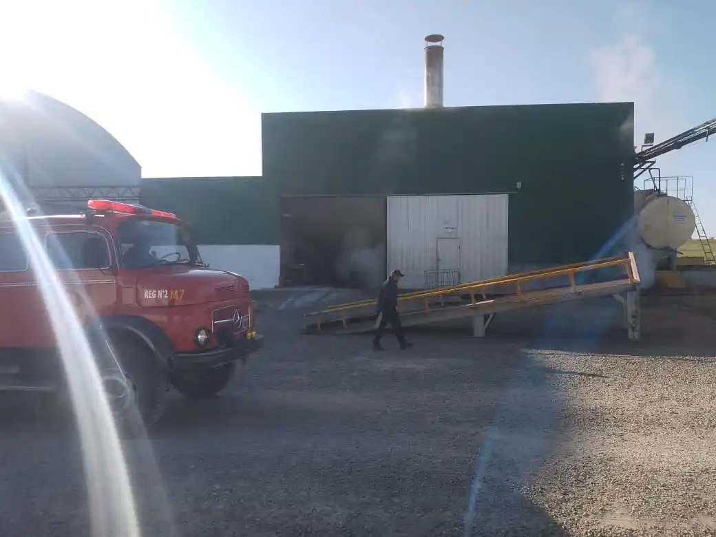 Un herido tras la explosión de un cilindro de gas en una fábrica sobre Ruta 11