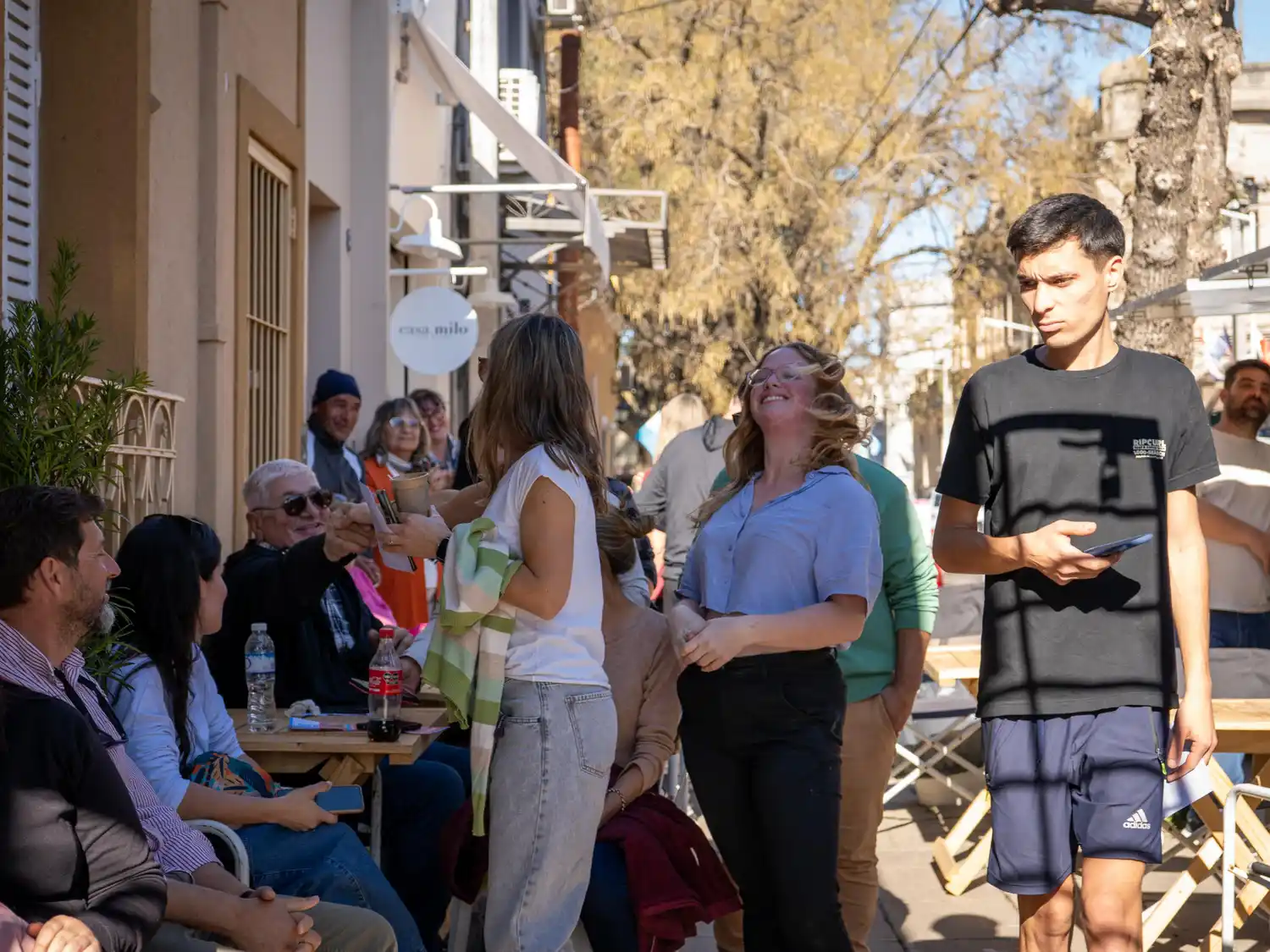 mucha gente en la puerta de la opinion san pedro vota 2025