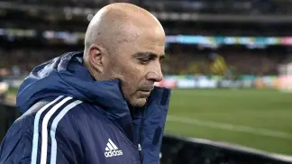 Sampaoli eludió a la prensa en su arribo a Ezeiza